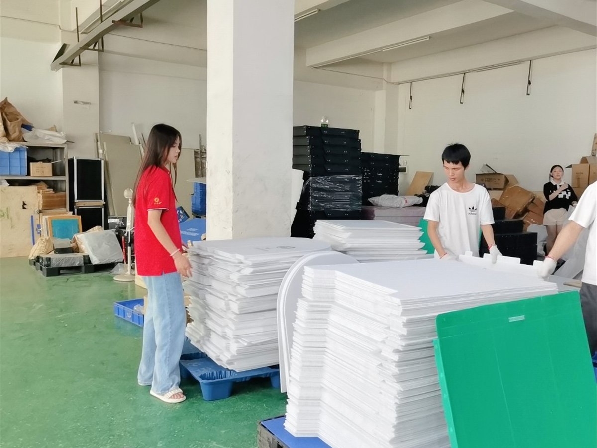 中空板围板箱现场组装